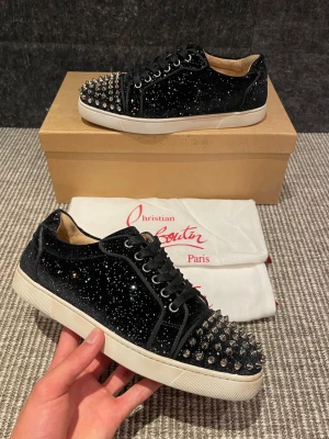 Christian Louboutin skor  - Hej, säljer nu dessa svin snygga Loubs skor. Skorna är i extremt bra skick!  Begränsat antal boxar och dustbag. Hör av dig vid frågor. 