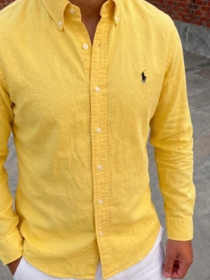 Gul Ralph Lauren skjorta  - Fint skick! Strl S. Personen på bild är 177 cm  Hör av dig vid frågor! 
