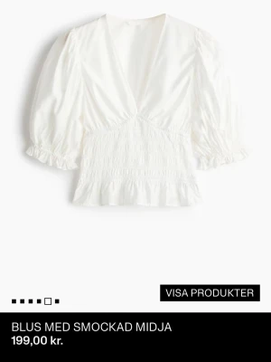Vit blus med smockad midja - Helt ny från hm, slutsåld från hemsidan💗 Säljer pga att ja köpte fel storlek