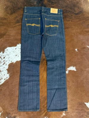 Nudie Dry LowSlimJim - Tjena! Säljer dessa riktigt sällsynta Nudie jeans i modellen LowSlimJim, byxorna är nästan helt som nya/deadstock även fast dom är ifrån tidigt 2000tal, W32/L32, hör av dig vid funderingar!🙌