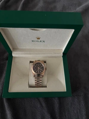  klocka  - Ni ser vad det är för klocka storlek kommer behöva justeras kom me prisförslag allt är möjligt 41mm.