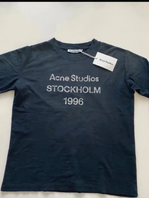 Acne longsleeve - Snygg navy longsleeve från Acne Studios. Tröjan är helt ny med taggarna fortfarande på, den är bara testad en gång annars aldrig använd !😁