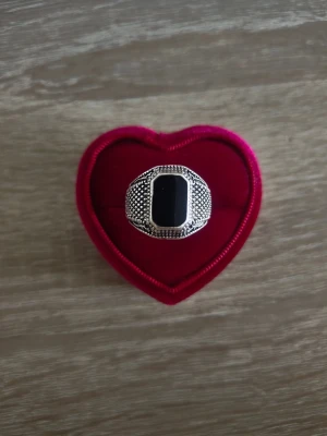 Silverfärgad signet ring med svart sten - ring i storlek 19,4mm, silverfärgad. 