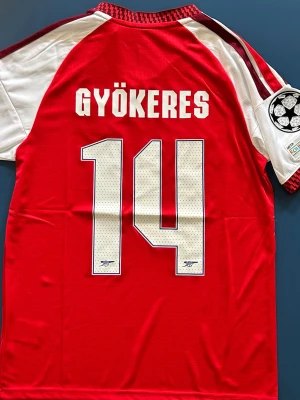 Gyökeres Arsenal Fotbollströja  - Helt ny Gyökeres Arsenal Fotbollströja som finns i storlek S och M. Säsongen 26/27