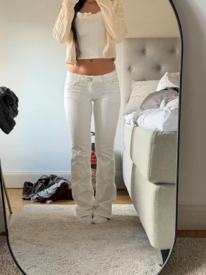Vita bootcut jeans med låg midja från Nelly  - Snygga vita bootcut jeans med låg midja och klassiska fem fickor. Dom kostar original 699 och är inprincip oanvända därav säljer jag för 450💕