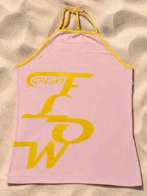 y2k vintage halter top - 🌸y2k vintage halter top Babyrosa/ljus lila med gula detaljer 💛 Såå fin på och ger verkligen beach/summer vibe ☀️🏖️ Perfekt till lågmidjade jeans eller kjol ✨  • Passar S/M • Finns en mini fläck där framme som man ser om man zoomar in på bild 2  Bundle finns🤍  - Soft and pieces