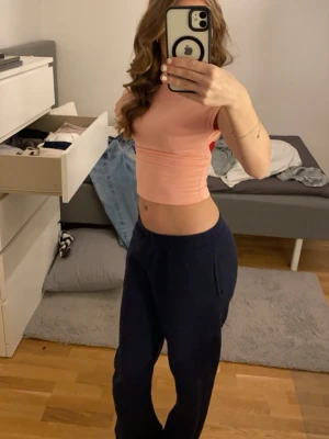 Rosa topp - Rosa - Open back - topp. Använt den ett par gånger för länge sedan, kommer alltså inte till användning längre. Den är superskönt och snygg att bära! Perfekt till sommaren nu också. Lite så Zara Larsson vibe! Skicka DM för frågor/intresse! Vill gärna bara bli av med den, går alltså att diskutera pris. 