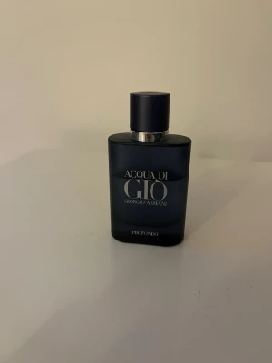 Acqua di Giò Profondo från Armani - Säljer en Acqua di Giò Profondo från Giorgio Armani. Flaskan är mörkblå med silverdetaljer och har en stilren, rektangulär form. Parfymen är en elegant herrdoft och flaskan är tillverkad i glas med en matt finish. 75 ml. Väldigt sällsynt för att den går inte att köpa något mer.