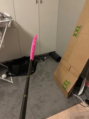Innebandyklubba med rosa blad - Säljer en innebandyklubba från zone. Den är 98cm med 27 flex och aldrig använd på match! med svart kolfiberskaft och ett iögonfallande rosa blad. Skaftet har detaljer i gult och vitt grepp längst ner. Perfekt för dig som vill sticka ut på planen. Absolut inga defekter alls