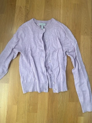 Ljuslila kofta  - Ljusrosa/lila kofta från hm. Stretchigt material💕