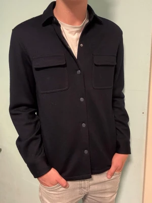 Massimo dutti  marinblå overshirt i ull - Säljer denna riktigt snygga marinblåa overshirten i ullmix ifrån Massimo dutti. Knappt använd. Storlek m och perfekt inför sommarkvällar. Har du några frågor? Tveka inte att höra av dig. Allt got Deluxe Garderoben ⭐️