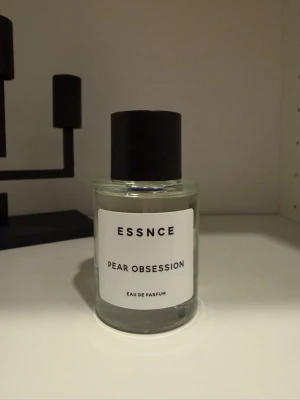 ESSNCE Pear Obsession parfym - ESSNCE med doften Pear Obsession. Enbart testad.  TOPPNOTER Päron Bergamott Mandarin Ingefära  HJÄRTNOTER Apelsinblomma Davana Cederträ Salvia Liljekonvalj  BASNOTER Mysk Amber Patchouli Tonkaböna Ambroxan