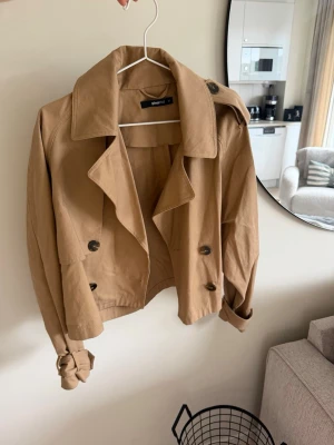 Trenchcoat  - Kort snygg trenchcoat från Gina Tricot i storlek M, riktigt snygg!🩷 inte använd så mycket så i topp skick