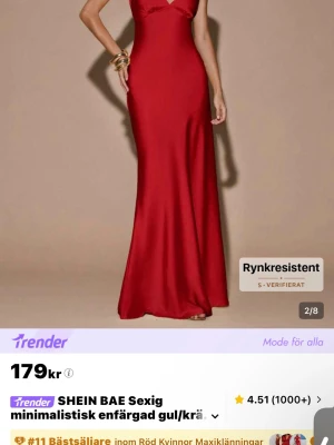 Röd långklänning från SHEIN BAE - Elegant röd långklänning med smala axelband och öppen rygg med snygga korsade band. Klänningen har en figurnära passform och är tillverkad i ett glansigt material som ger en lyxig känsla.