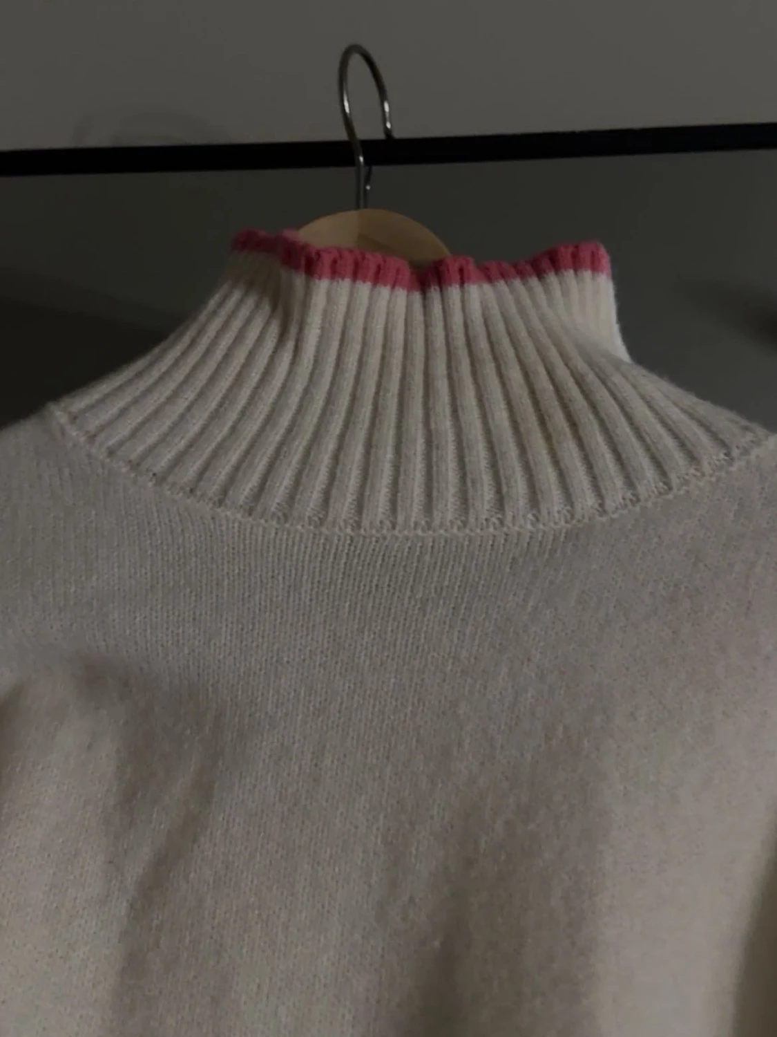 Vit stickad tröja med rosa detaljer - 2