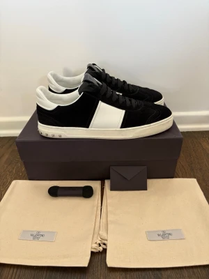 Valentino flycrew - Säljer dessa Valentino Flycrew i toppen skick|| storlek 44|| allt og|| alla nitar kvar|| pris 4499kr! Perfekt inför sommaren!