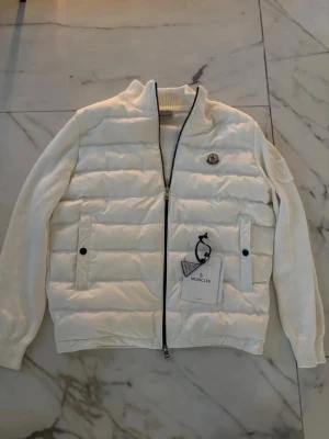 Moncler cardigan vit - Moncler cardigan vit, helt ny, storlek S. NFC funkar. Kan mötas upp i skåne…