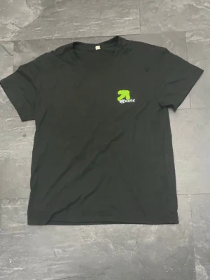 Off-white Tshirt  - Off-white tshirt i storlek M men passar S-XS bäst