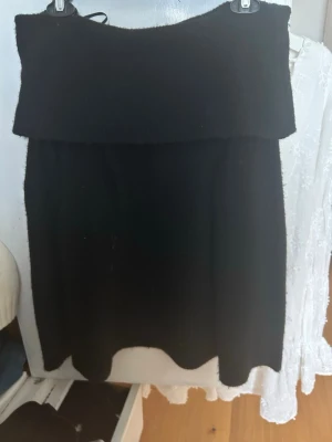 Svart offshoulder tröja - Snygg svart offshoulder tröja från H&M. Säljer då jag inte använder den längre. Annvönd fåtal gånger. Skriv vid minsta fråga.
