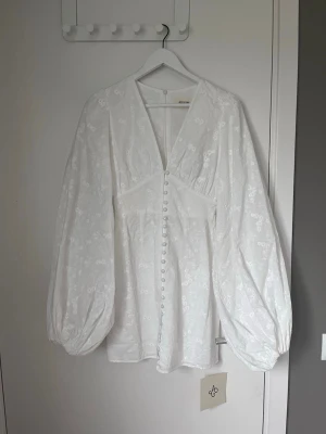 Vit blus med puffärm från Adoore - Superfin helt oanvänd klänning som jag köpte till studenten, säljer den då jag hittade en annan❤️
