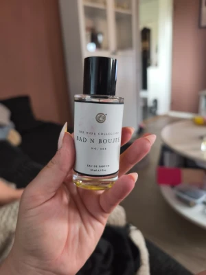 Bad N Boujee parfym 50 ml - Parfymen Bad N Boujee från Curiosa kommer i en stilren, genomskinlig glasflaska med svart lock. Flaskan rymmer 50 ml och innehållet är gult. Enkel och modern design som passar perfekt i väskan. 3/4 kvar i flaskan 