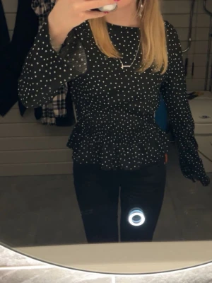 svart prickig blus - säljer min jättefina prickiga blus ifrån gina tricot då den endast hänger och tar plats, använd 1 gång på nyår💗( säljer en lika dan i röd)