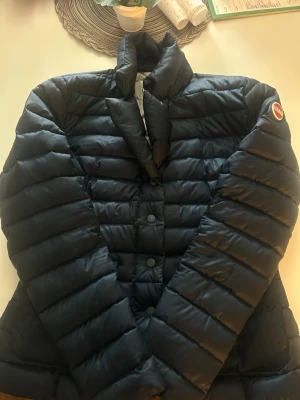Colmar jacka - As cool Colmar jacka som är perfekt nu när det börjar bli varmare ute, knappt använd!! Passar mig som brukar ha xs/s. Marin blå utåt i inuti ljusblå. Den är äkta🎀