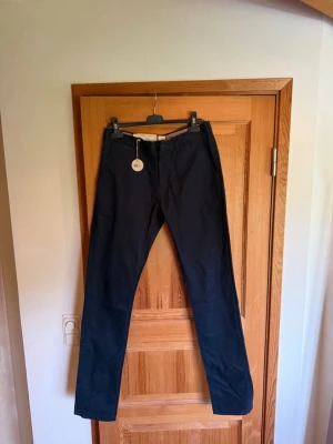 Mörkblå chinos från Brothers  - Snygga mörkblå chinos köpta på brothers. Aldrig använda! Nypris: 699kr W33 L36