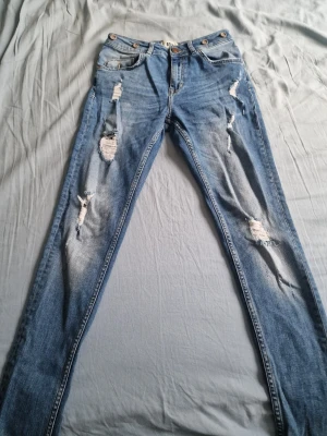 Blå ripped skinny jeans - Perfekta för en avslappnad look till sommaren 