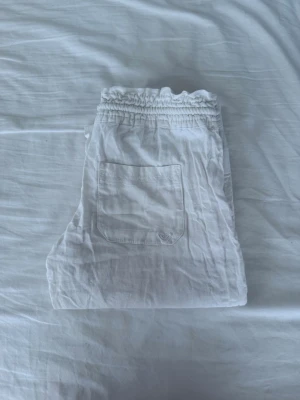Vita roxy linnebyxor  - Säljet mina snygga linnebyxor från roxy pga dem blivit för små för mig, jag shar sprättat upp de vid fötterna (se sista bilden) så de skulle bli längre, nu är de perfekt längd för mig som är 167! 