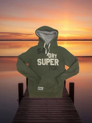 Superdry hoodie - Säljer min superdry hoodie. Tröjan är i bra skick och måtten ser nu på sista tre bilderna! Vid funderingar tveka inte på att höra av dig 🙌