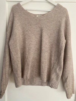 Beige stickad tröja från ONLY - Mysig beige stickad tröja från ONLY💕💕jättefin nu till våren då den är lite luftigare än andra stickad tröjor!! 