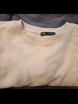Tröja Zara S - stickad tröja från Zara S  Snygg stickad tröja från Zara i storlek S. Tröjan har rund halsringning, långa ärmar och är croppad i modellen. Materialet är mjukt och ribbat, perfekt för att ge en chill och stilren vibe till din outfit.  Kan även hämtas I Partille  E1