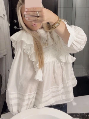 Vit blus Bikbok - Fin vit blus från bikbok med volanger och massa fina detaljer, endast använd enstaka gånger 🤍🤍