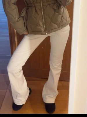 Vita low waist jeans  - Fina vita low waist jeans från Nelly!! Använder inte längre då jag har andra par💕skriv för fler bilder!!!!