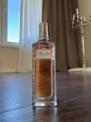 Miss Dior edt roller pear 20 ml - Miss Dior edt roller pearl 20 ml  från Dior i en elegant, fyrkantig glasflaska med silverfärgat lock. Parfymen har en varm, bärnstensfärgad vätska och klassisk etikett framtill. Perfekt för dig som gillar lyxiga och tidlösa dofter. Finns inte längre i butik då dom har slutat sälja denna fantastiska doft. Aldrig använd eller öppnad. Självklart äkta 