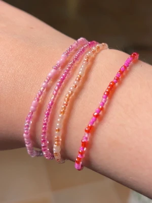 Handgjorda armband  - Enfärgade handgjorda armband.   5kr skänks till Barncancerfonden för varje sålt armband🎗️   3 för 60kr  Bestäm färg själv, färger som går att välja mellan: - röd/rosa - rosa (3 olika varianter) - blå (3 olika varianter) - ljusblå - grön - mörkgrön - lila - gul - peach  - guld - brun - vit - svart/grå