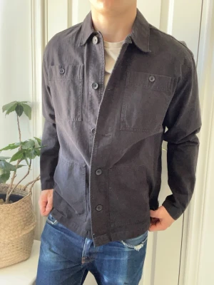 Selected overshirt  - Selected overshirt, stor på modellen. Inga defekter! Modellen i bilderna är 180 cm 75 kg och bär Storlek M , Kom med frågor! 🌟 (Kan gå ned i pris vid köp av paket 😉) 