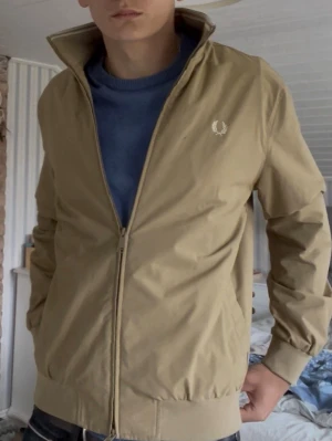 Archive Fred Perry Jacks M - Galet Fet fred Perry vårjacka i archive stil. Liten fläck på bröstet men inget som syns, storlek M  Modellen är 188 väger 78 Pris kan diskuteras 