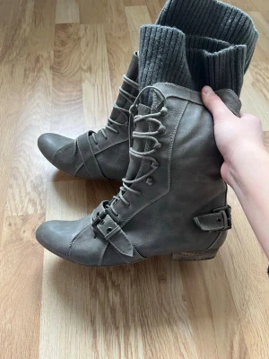 Grå ankelboots - Snygga grå ankelboots i storlek 8 alltså motsvarar det storlek  38/39