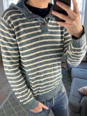 Stickad Randig Hoodie - Trendig och Stilren! Storlek: M Skick: Mycket bra