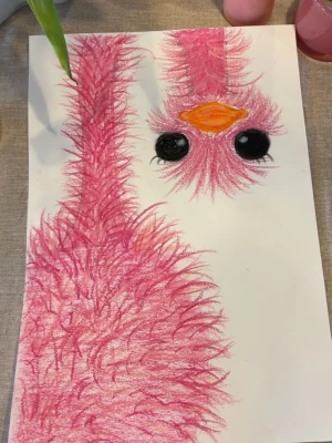 Färgglad teckning av rosa fågel - Unik handritad teckning på vitt papper föreställande en fluffig rosa fågel med stora svarta ögon och orange näbb. Gjord med färgkritor och passar perfekt som dekoration eller present till någon som gillar färgglada motiv.