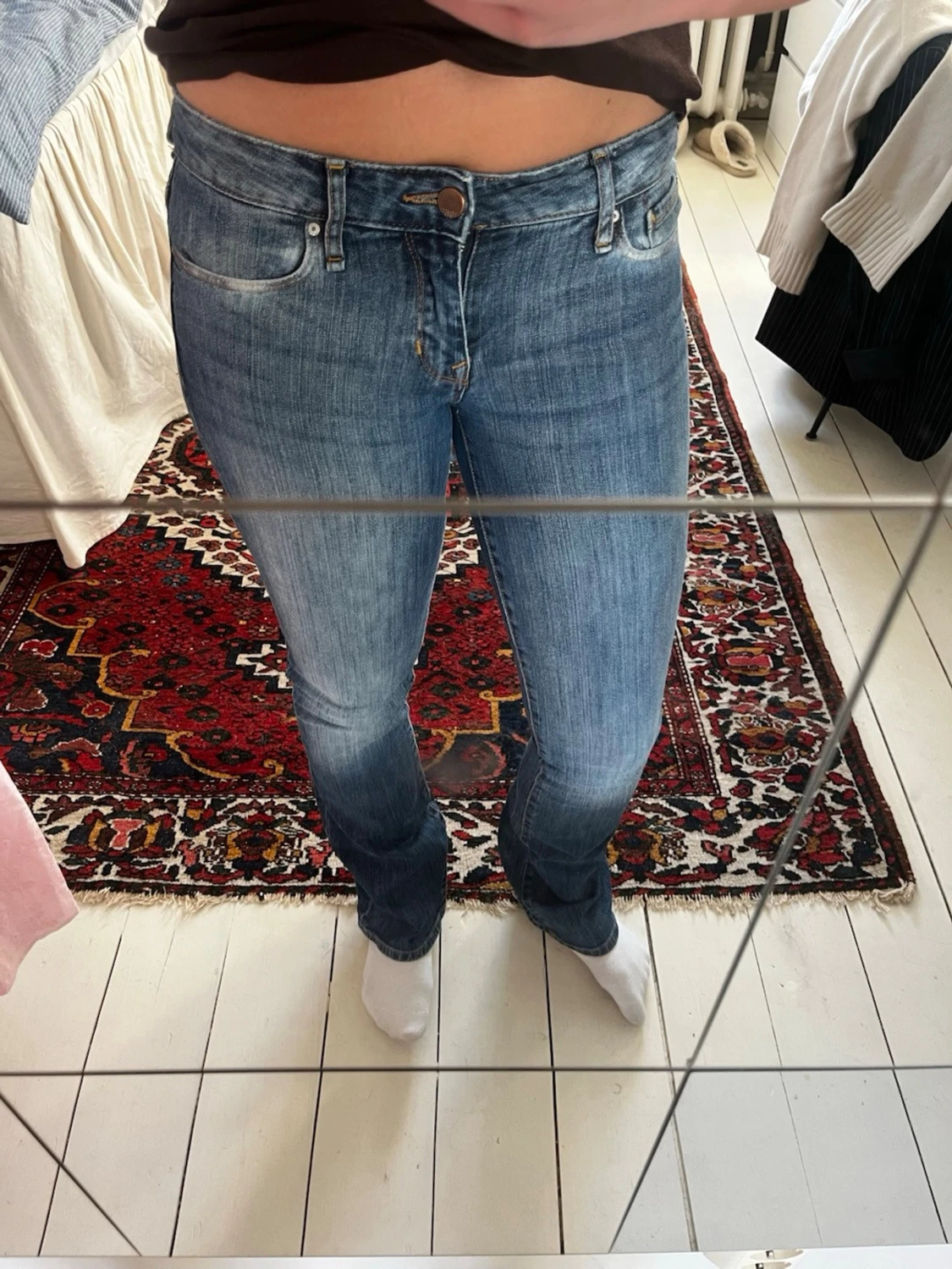 Blå bootcut jeans med tryck på bakfickorna - 2