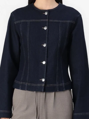 Mörkblå jeans skjorta - Snygg mörkblå jeans skjorta från ONLY. Den har rund halsringning, långa ärmar och fem silverfärgade knappar framtill. Perfekt för dig som gillar en stilren och modern look 🥰