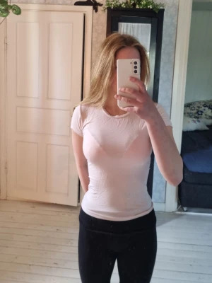  Ljusrosa Thight t-shirt  - Fint ljusrosa t-shirt från Gina Tricot, super fint skick
