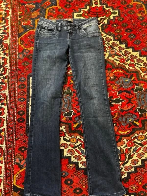 Mörkblå LTB jeans - Säljer mina mörk blå LTB jeans i Valerie modellen, snygga, stretchiga och jättesköna!😊 Dem är i storlek 26/34 och passar S-M
