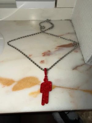 Rött billie eilish blohsh halsband - Halsbandet är 55 cm lång cirka. Knappt använt, fint skick. Jättefint inspirerat halsband från Billie eilish❤️ 