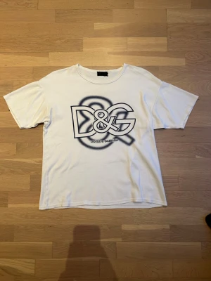 T-shirt  - Finns även på fler sidor. Boxy fit, kort i längd