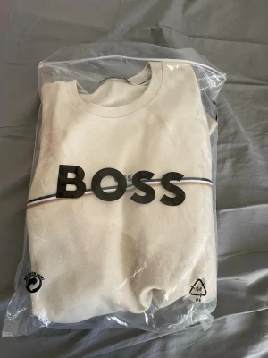 Beige Hugo boss dress  - - Tillverkad i mjukt material, perfekt för en stilren och avslappnad look. Beige färg i storlek M, T-shirt och shorts. 