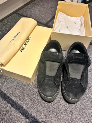 Svarta Clean 360 sneakers Axel Arigato - Snygga svarta sneakers från Axel Arigato, modell Clean 360. Köpta för 2500 och säljs för 850 p.g.a mycket slitningar och uttöjning. 